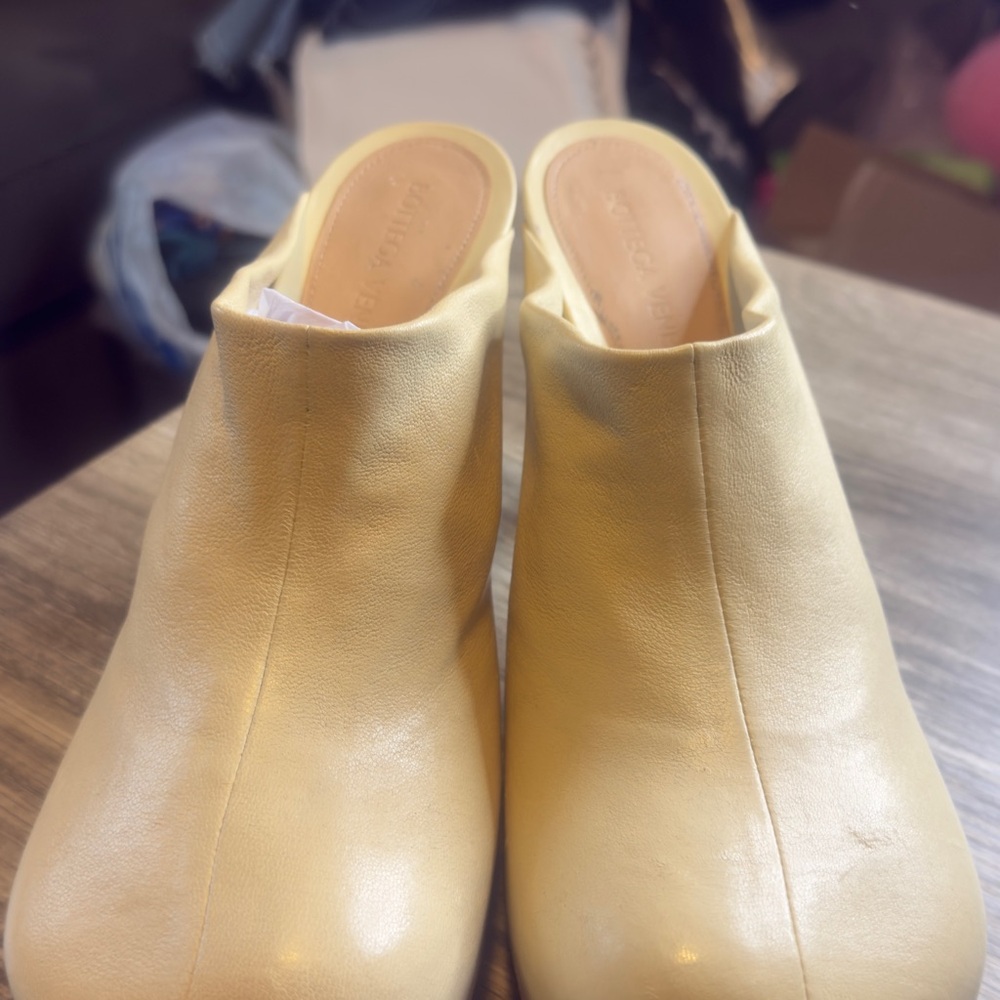 BOTTEGA VENETA Butter Leather The Bold Heeled Mules New Floor Sample size 37.